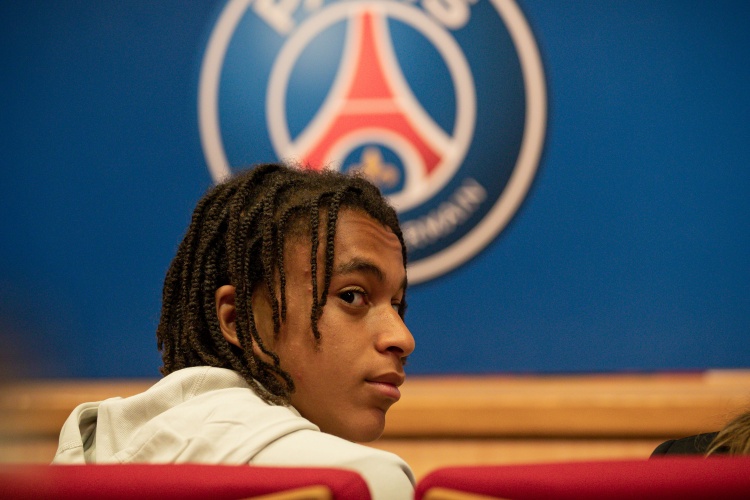 年少有为！姆巴佩15岁弟弟伊唐首次代表巴黎U19首发出战青年欧冠