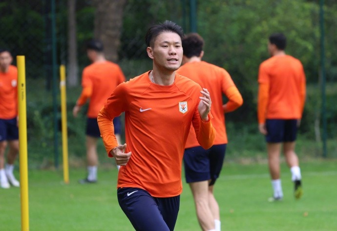 山东泰山队继续保持着高强度训练，在教练组安排下进行一天两练