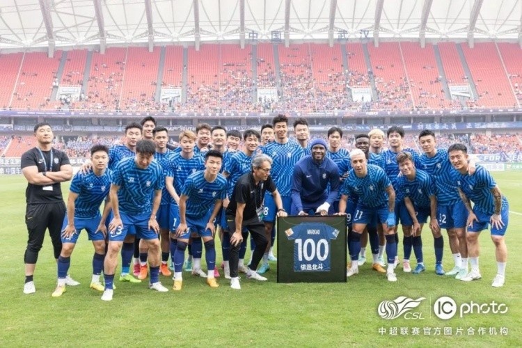 马尔康领取中国职业足球赛事100场纪念球衣，目前已打入65球