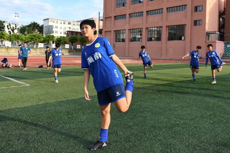 踢不上职业是否还有出路？——从琼中女足看体教融合“密码”
