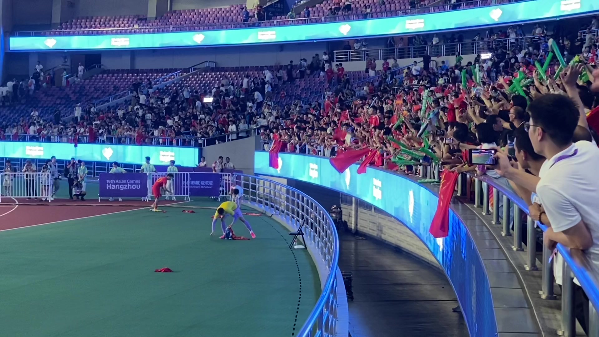 真的好评！中国男足亚运队球员拾起球衣，满足现场球迷签名要求