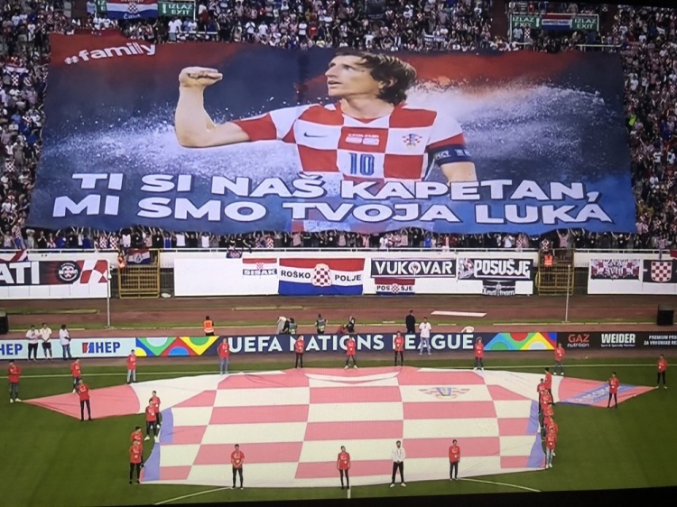 克罗地亚球迷巨型TIFO致敬魔笛：你是船长，我们是港湾