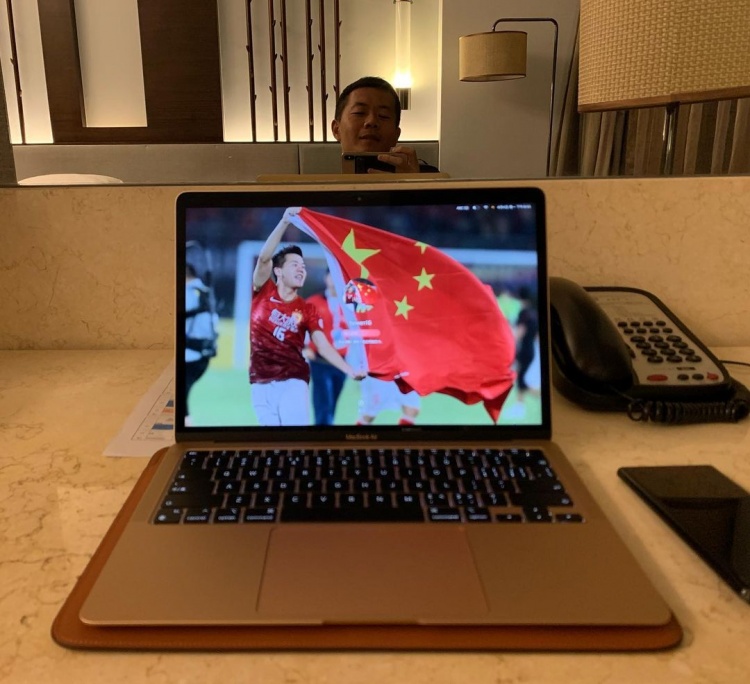 黄博文社媒晒照，挥舞国旗庆祝亚冠夺冠成电脑桌面背景