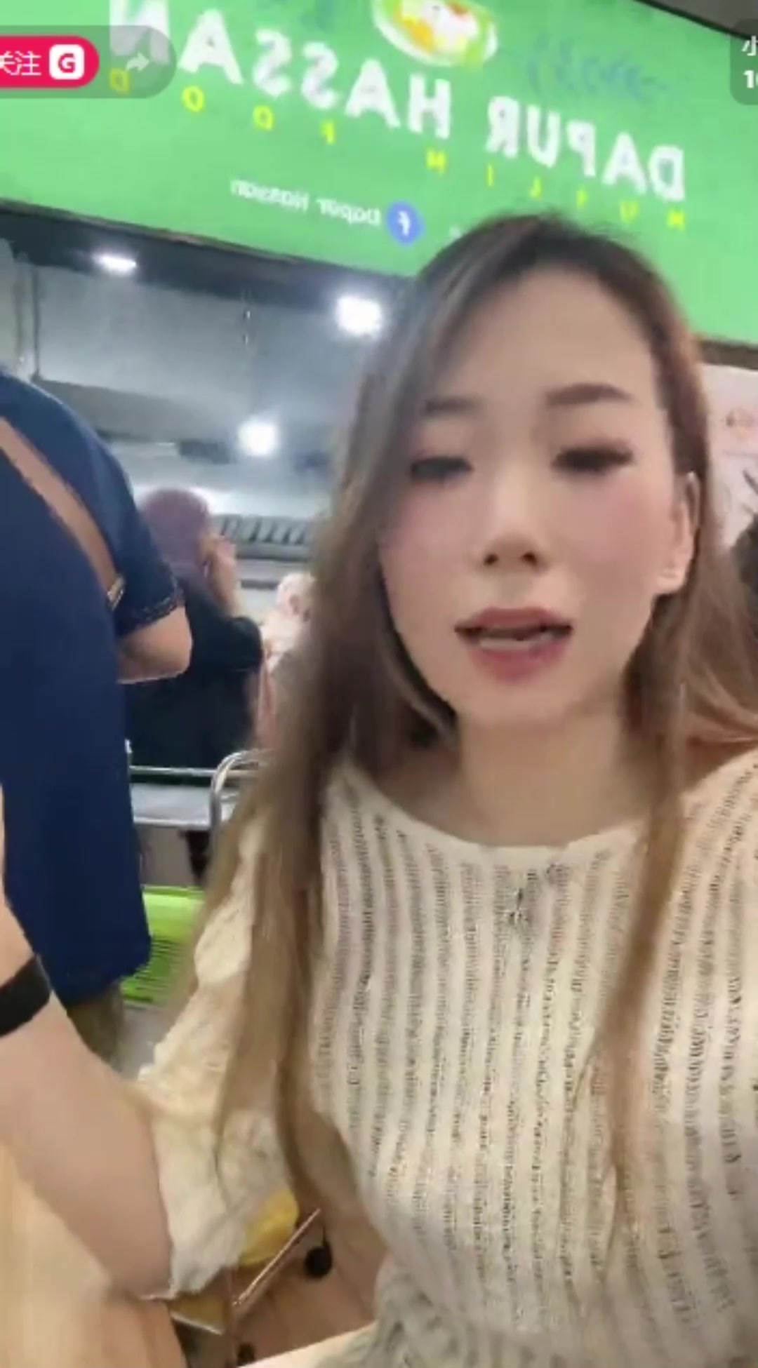 桑尼的妻子忙着打理椰浆饭店，问中国网友：你点两份吃得完吗