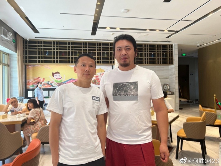 次元壁破了！“退钱哥”偶遇手工耿，请求对方发明自动退钱机