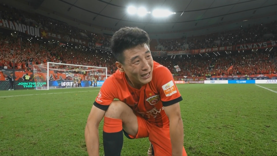 动情时刻！海港夺冠，武磊、奥斯卡等众将喜极而泣、放声大哭！