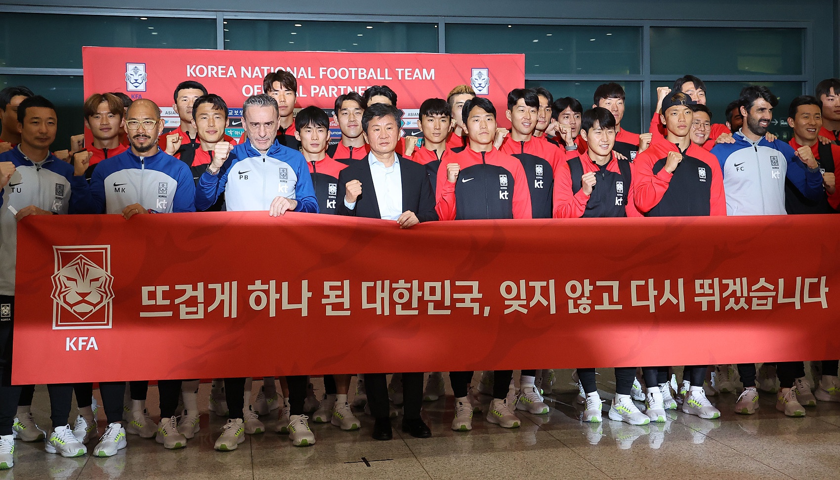 韩国队回到韩国，球迷们在机场热情迎