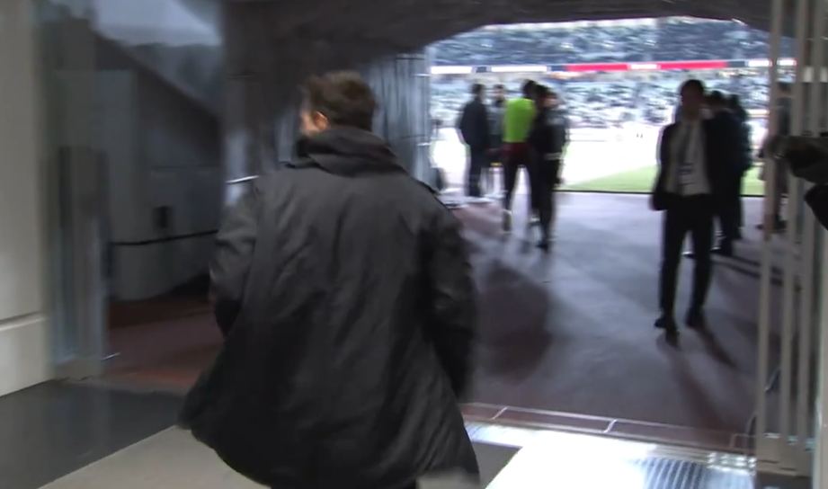 梅西下半场开球前，从球员通道跑回了球场