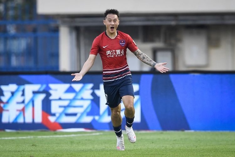 足球报：冯劲自由身加盟上海海港，今天已前往大连赛区