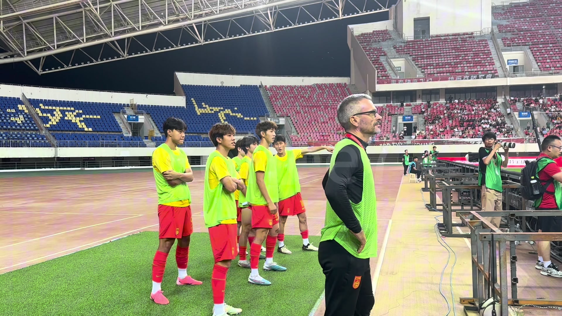 U19国青领先韩国后，场边替补球员瞬间high翻