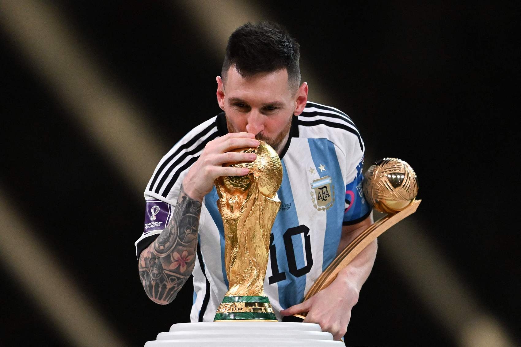 FIFA官网评梅西：世界杯夺冠定义他这一年，他点亮足球最盛大舞台