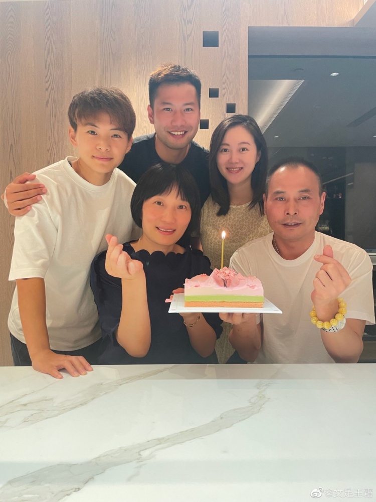 王霜：我最亲爱的两位妈咪生日快乐 永远爱你们
