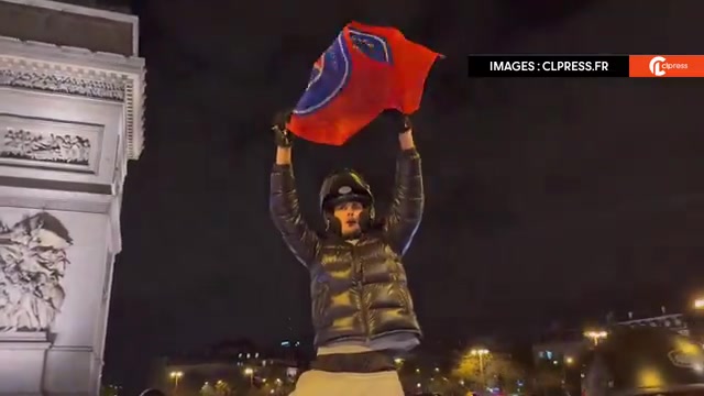 巴黎球迷聚在凯旋门前庆祝晋级致交
