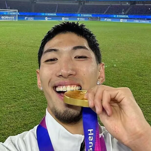不服兵役太开心朴规现社媒晒亚运夺金后更衣室疯狂庆祝动态