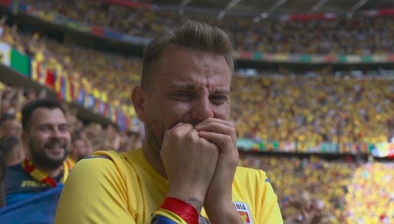 足球的魅力！3球领先乌克兰，看台上的罗马尼亚球迷喜极而泣
