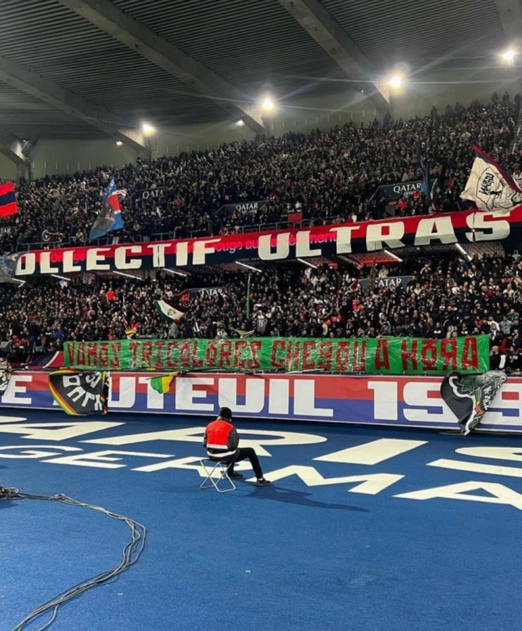 解放者杯决赛来临，巴黎球迷拉横幅支持博卡的对手弗鲁米嫩塞