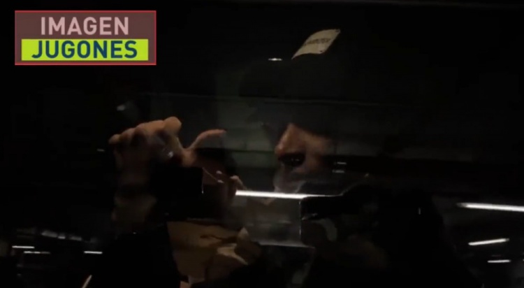 在停车场遭西班牙记者抓拍，姆巴佩向镜头竖了个大拇指