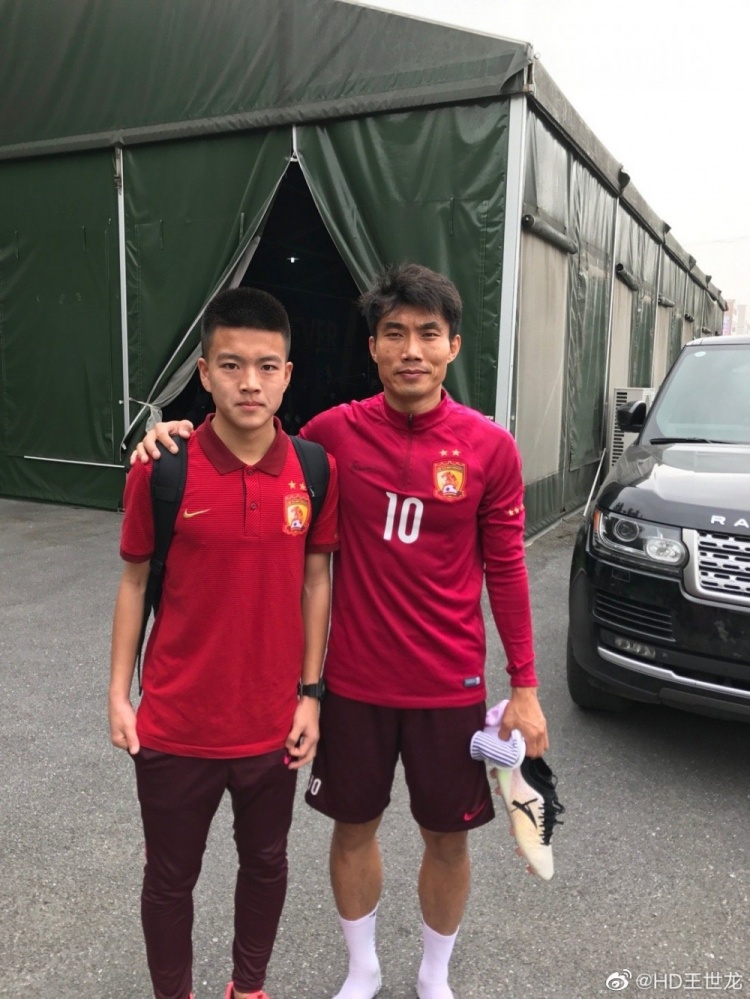 小将王世龙晒与郑智合影：一切尽在不言中 再接再厉