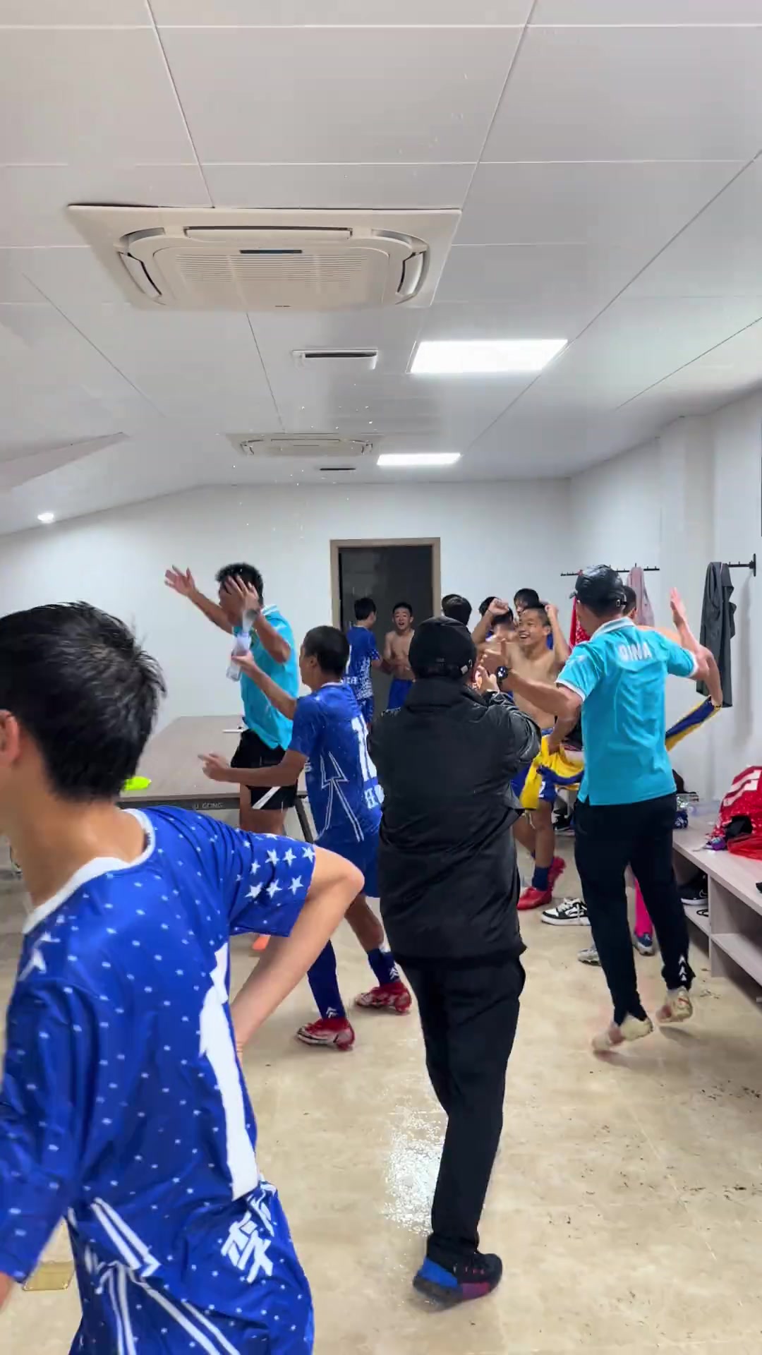 击败夺冠大热河床！董路和中国足球小将赛后在更衣室疯狂庆祝！