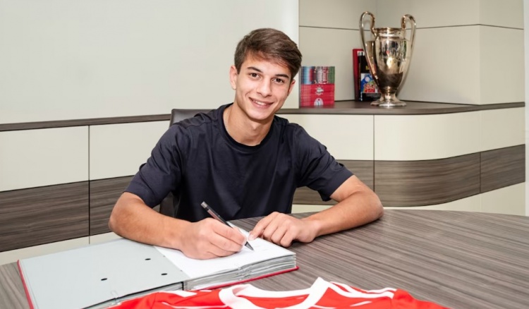 官方：拜仁签下17岁格鲁吉亚中场帕卡泽，球员明夏正式加盟