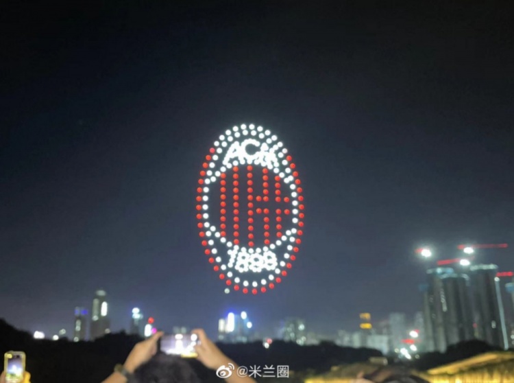 深圳米兰球迷无人机大秀庆祝AC米兰夺冠，神还原伊布抽雪茄