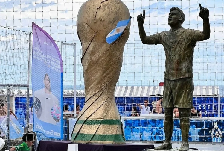 几成相似？一尊梅西世界杯雕像揭幕：样式为梅西双手指天纪念外婆