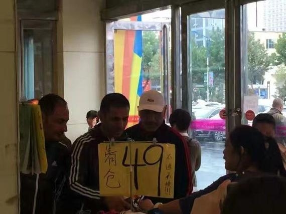 逛49元衣服叙利亚队曾被发现逛中国的49元小摊位&买廉价衣服