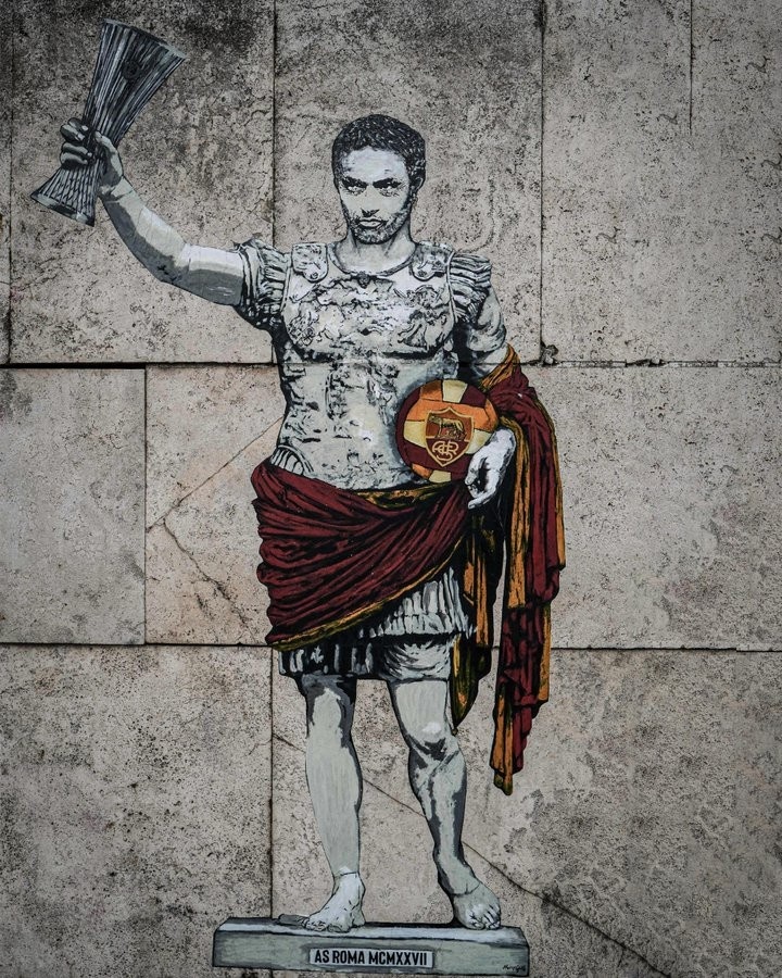 罗马街头最新涂鸦：穆帅化身奥古斯都，高举欧会杯奖杯