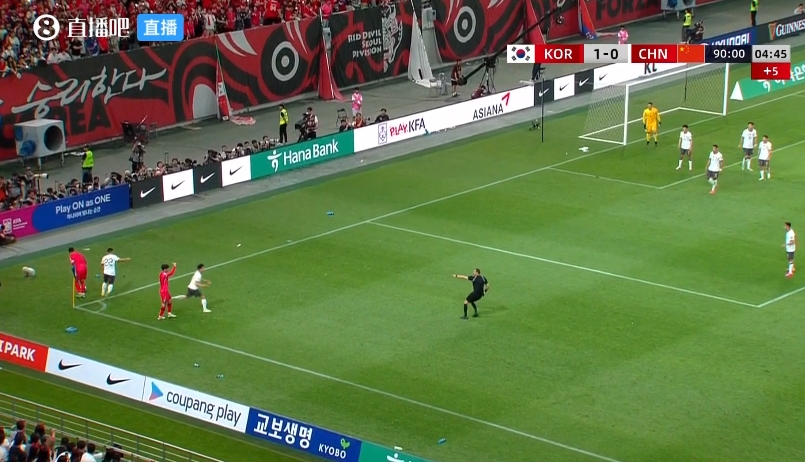 角色互换比赛补时最后阶段，韩国队疯狂在角旗区护球拖延时间