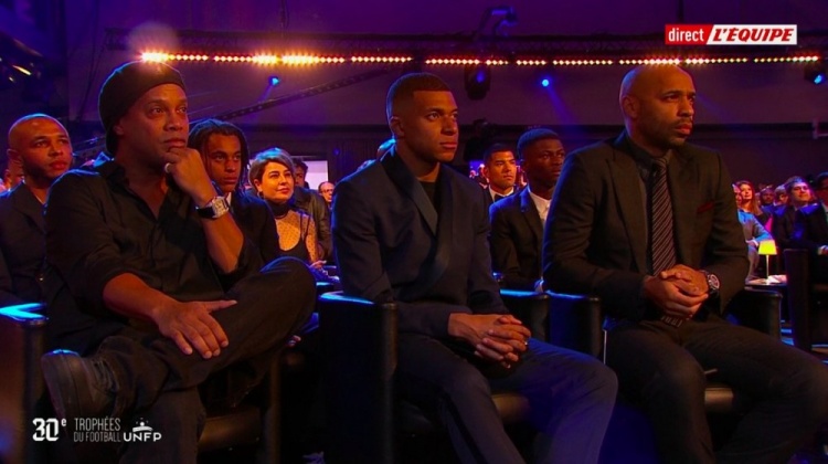 小罗受邀出席法国职业球员工会颁奖典礼，和亨利姆巴佩等前排就座