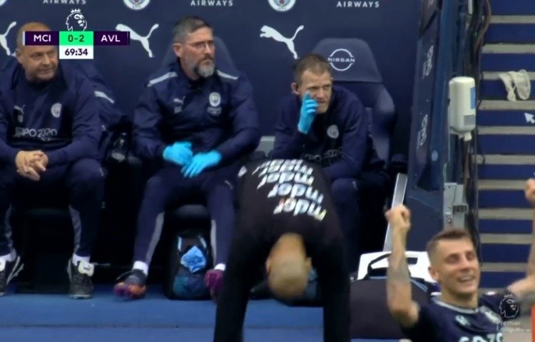 0-2落后！瓜迪奥拉直接泄气！双手拍自己的脑袋！
