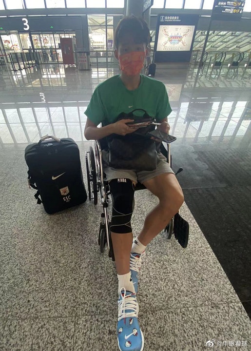 记者：孙准浩将错过东亚杯，本人受伤后用中文说“完了完了”