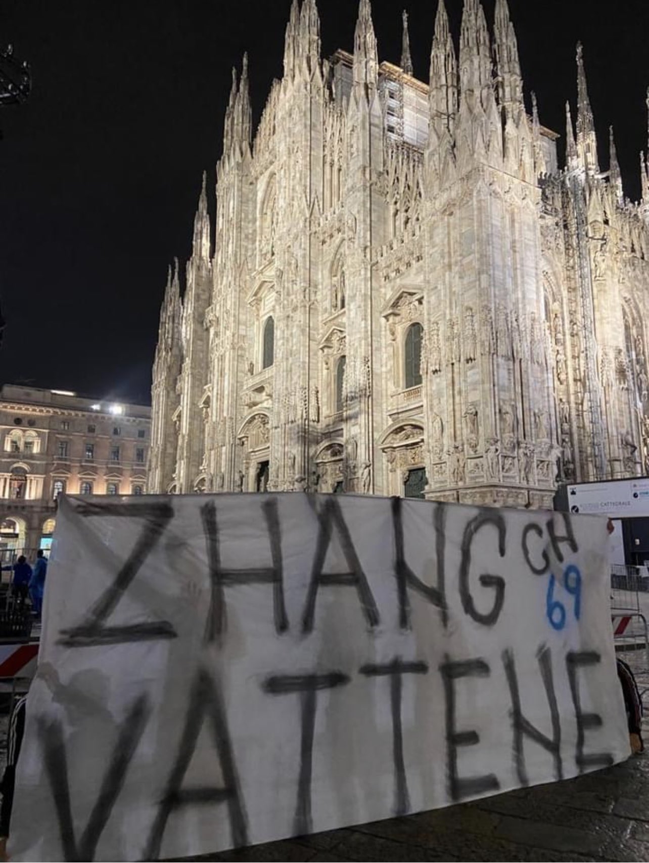 记者：国米球迷继续抗议，“张康阳走开”标语出现在米兰城各处