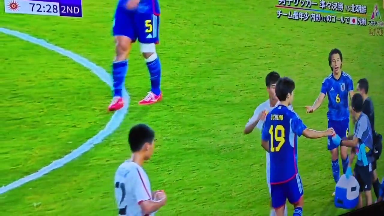 这是什么操作朝鲜球员向日本队工作人员要一瓶水，还想挥拳打他