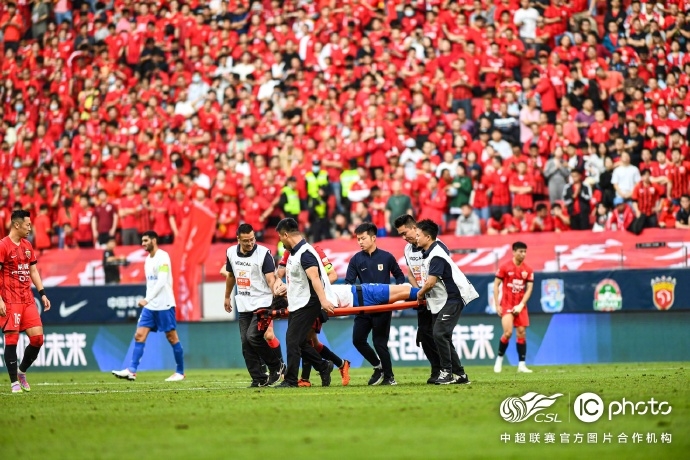 伤情通报王彤左腿髌骨脱位，髌骨下极骨折，髌韧带损伤