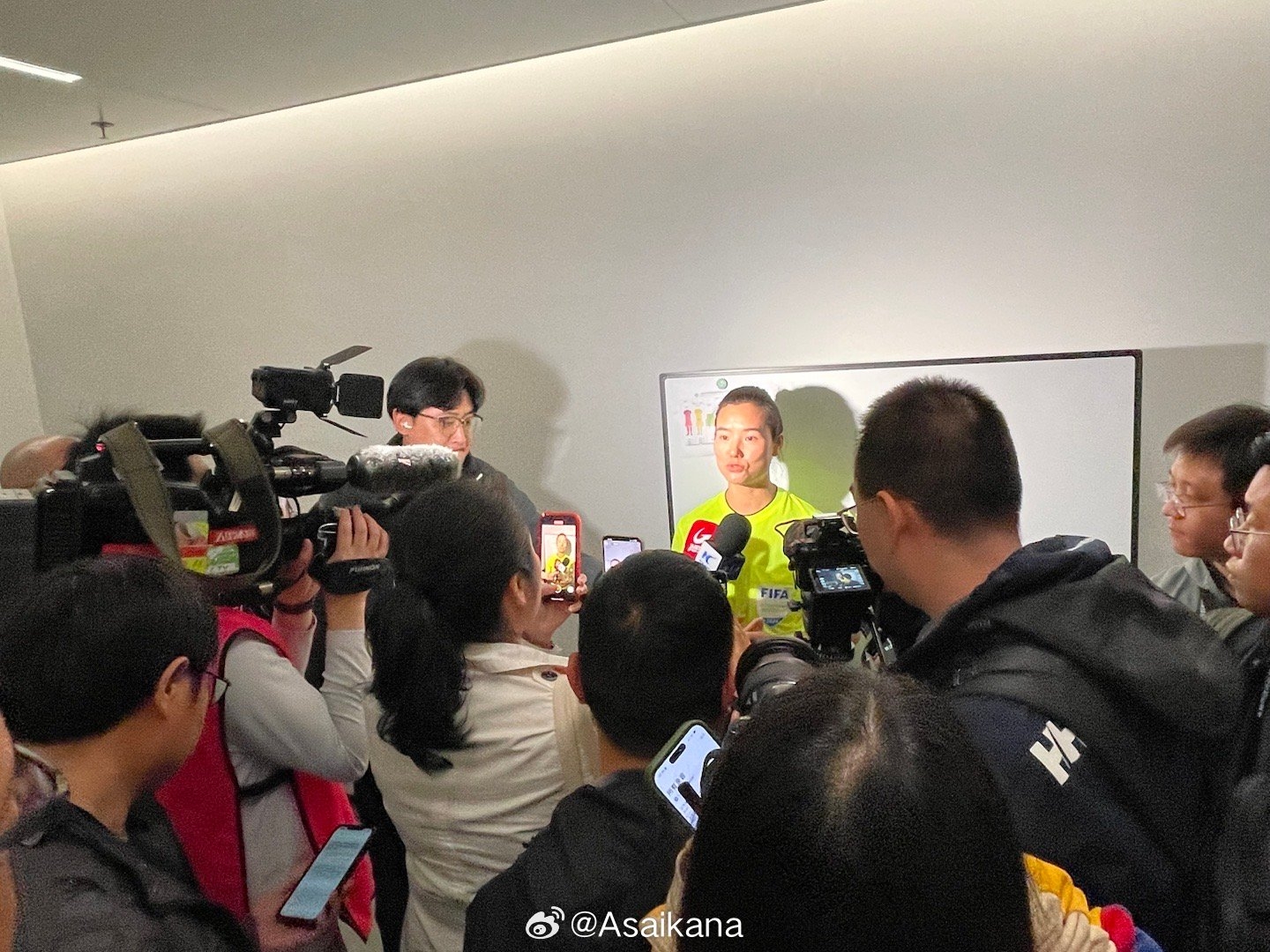 中国顶级职业联赛首位女裁判谢丽君，赛后被记者团团围住采访