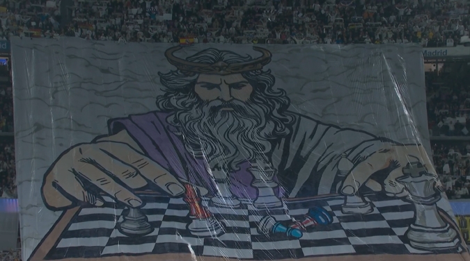 皇马球迷展示巨型TIFO：国王掌控棋局，拿捏红色棋子