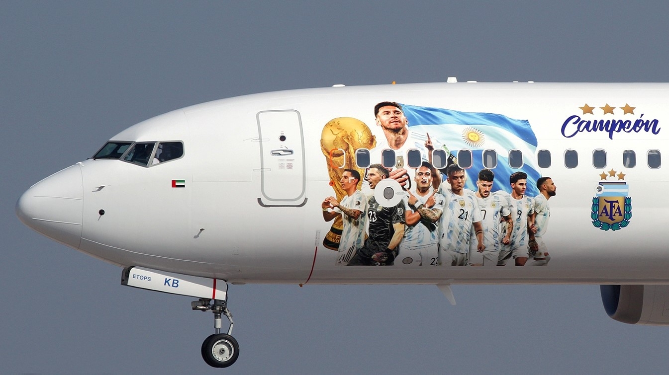 阿根廷夺冠涂装在迪拜航空机身展示
