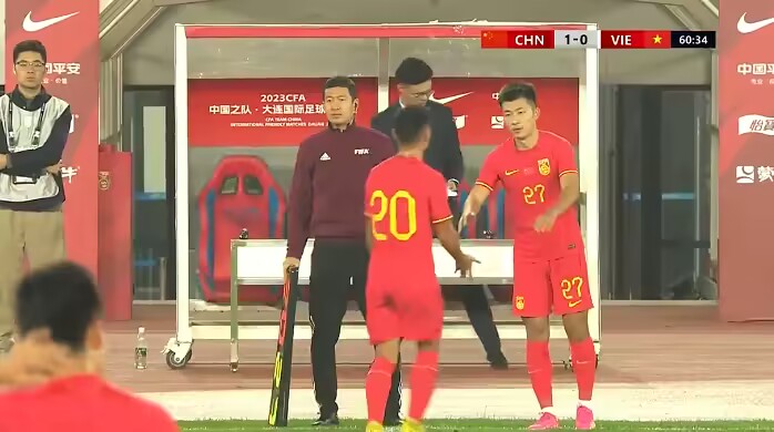 国足换人调整！方昊、李可被换下，何宇鹏、高天意登场