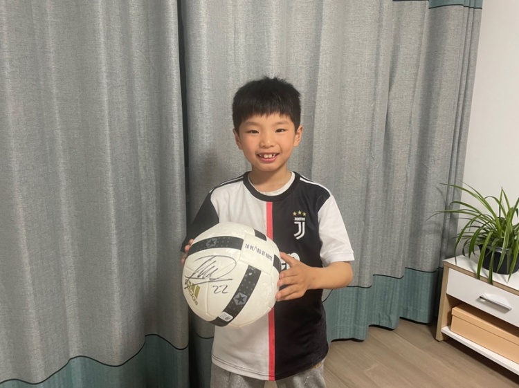 吧友小球迷已收到基耶萨签名足球❤️ 足球，不只输赢，还有爱⚽