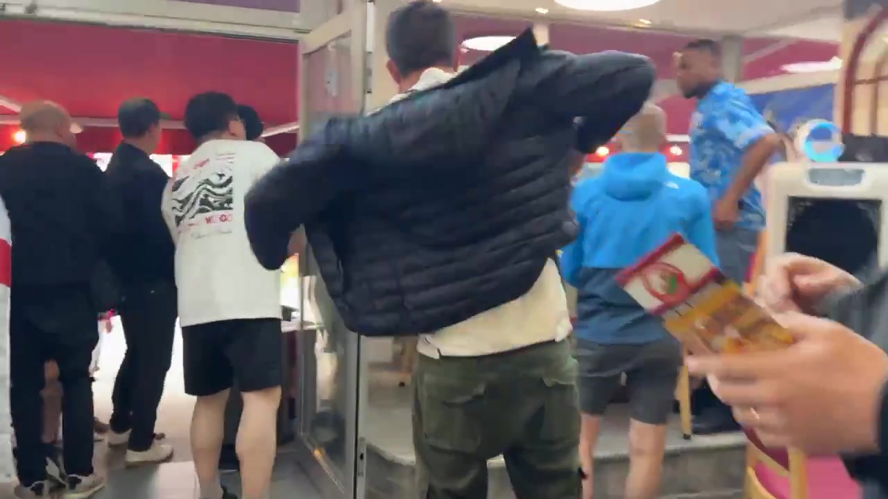 “战斗”！英格兰vs塞尔维亚赛前，球迷在市中心大乱斗桌椅满天飞