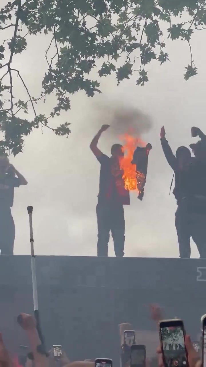 仇恨巴萨球迷赛前焚烧登贝莱球衣人群高声欢呼