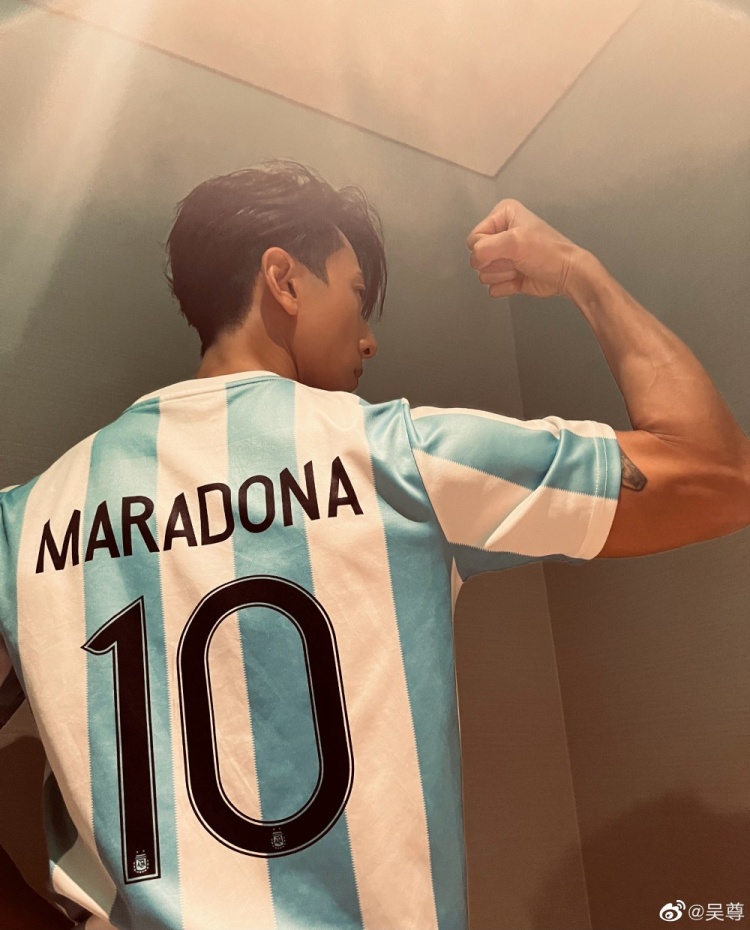 吴尊晒照助威阿根廷：马拉多纳是我偶像，Vamos Argentina