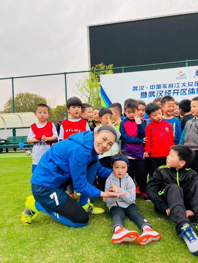 前国门王飞随武汉女足参加公开课：祖国的花朵们，未来看你们哒