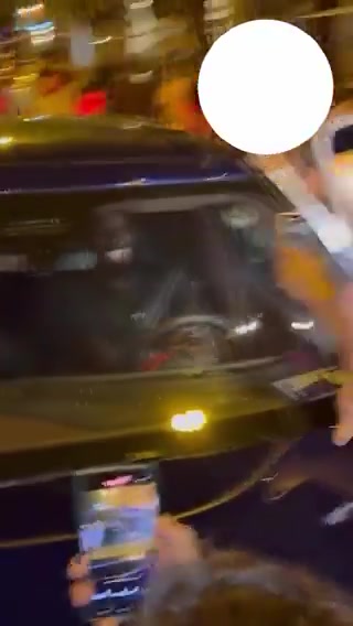 嗨翻吕迪格驱车离开时遭皇马球迷包围！索性在车内“共舞”