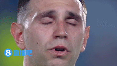 夺冠后首场比赛，开场唱国歌时梅西眼眶湿润&大马丁激动落泪