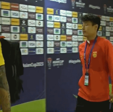 这国足输球后韩媒想采访武磊，后者举球鞋回应+微笑离开