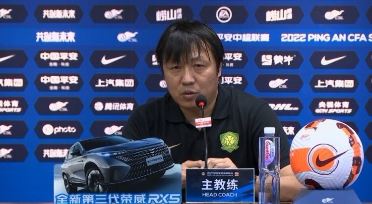 谢峰：本场最佳球员为什么不是张玉宁？国安多打一人球传不起来