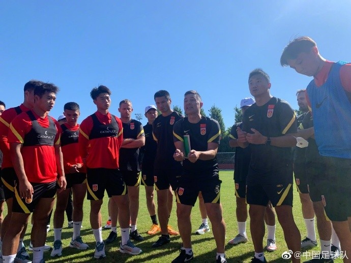 U19国足在贝尔格莱德红星队基地进行了第一堂有球训练课