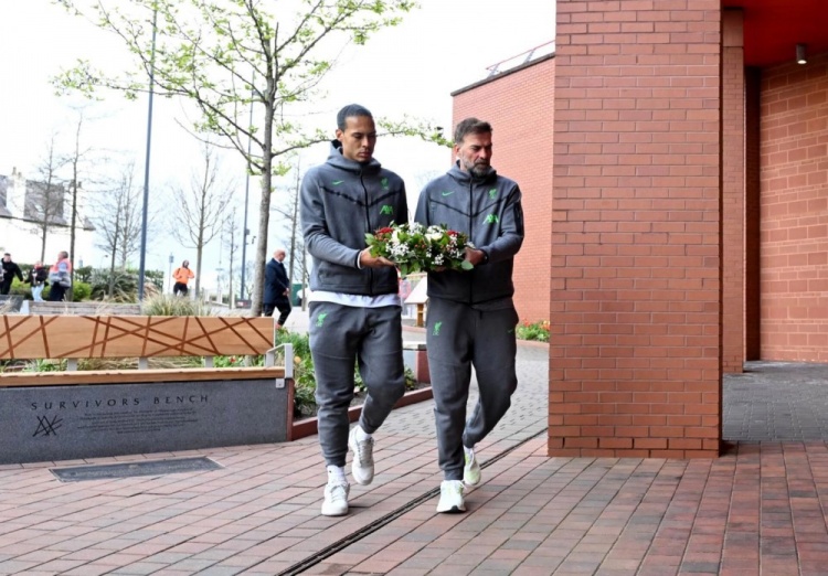 利物浦举办希尔斯堡惨案悼念活动，主教练、队长、CEO献花圈